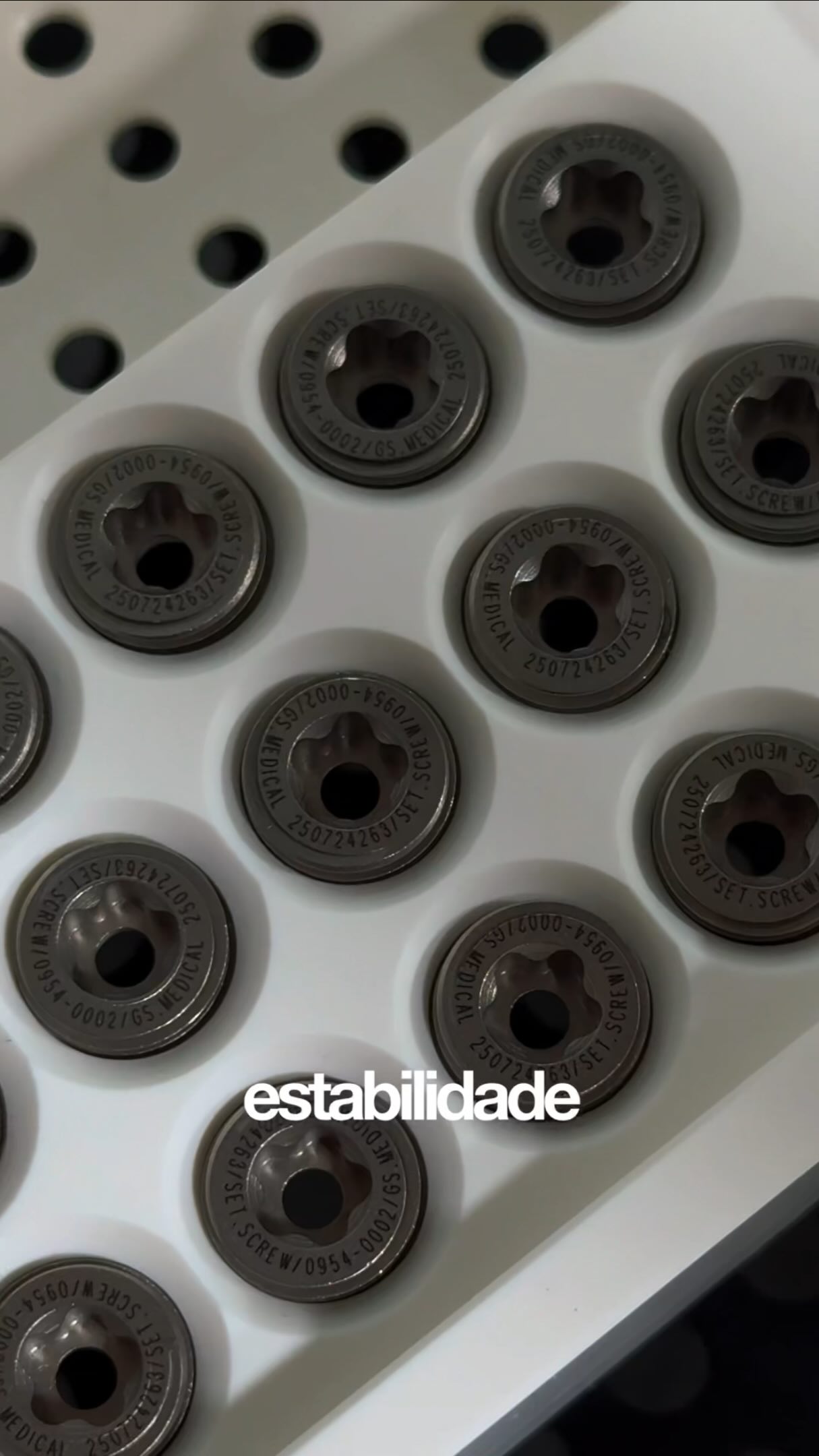 Detalhe técnico de produto cirúrgico da Belti